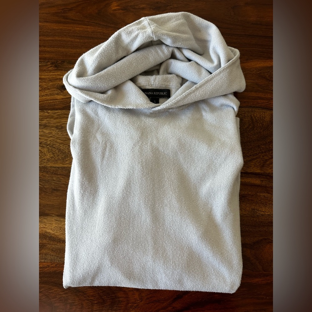 Banana republic men’s small pull over light, gray cream colored hoodie.